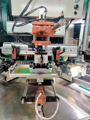 Stampa a schermo UV a bottiglia quadrata multi-laterale con velocità di stampa di 60 pcs / min