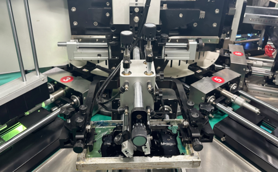 2- Colore 70 Pcs/Min Macchina automatica CNC per serigrafia UV su contenitori